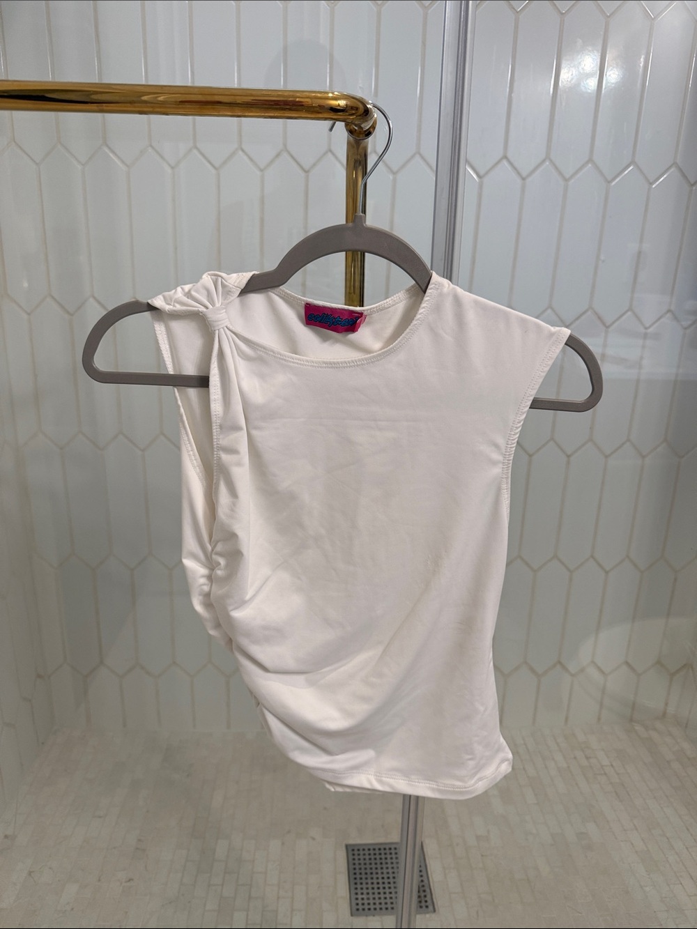 Edikted - White One-Shoulder Knot Tank
